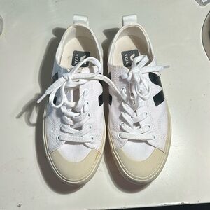 Veja Nova Canvas Sneakers in white/black size 4 / 35